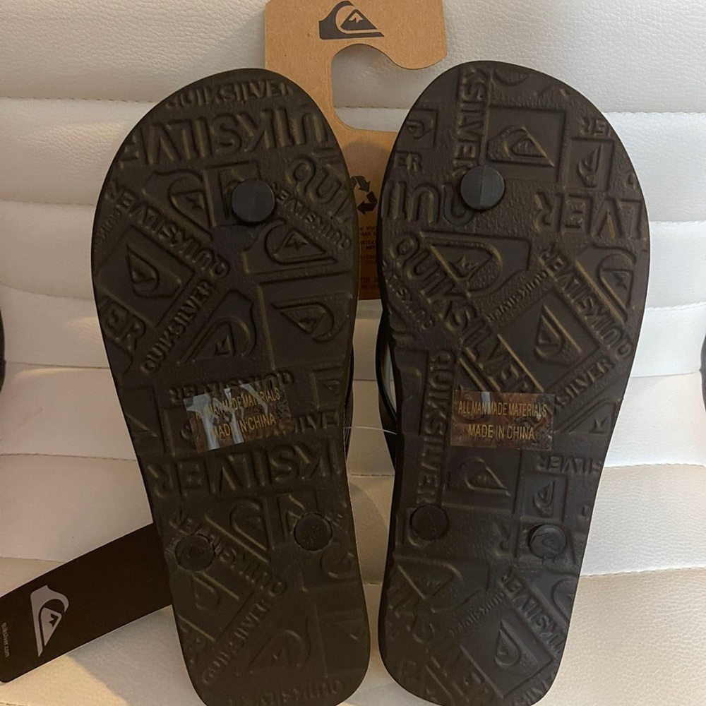 Boys Quiksilver flip flops size 4 - Picture 2 of 2